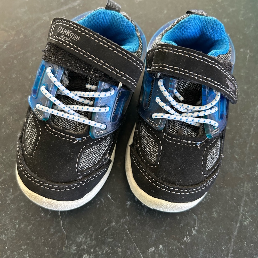 OshKosh B'gosh Black White and Blue Kids Shoes in size toddler 5